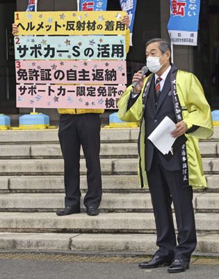 写真：トークイベントで交通安全を呼びかける松平健さん＝１日午前、名古屋市中区
