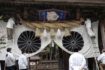 写真：迎春準備として、かけ替えられた熊野本宮大社の神門の大しめ縄と大絵馬＝１日午前、和歌山県田辺市