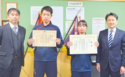 写真：表彰状を手に喜ぶ篠崎さん（右から２人目）と冨沢さん（同３人目）