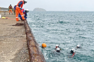 写真：室蘭海上保安部と室蘭市消防本部が合同で実施した潜水訓練