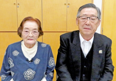 写真：御崎町友和会の藤井会長（右）と荒木嘉津子会計監事