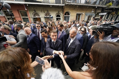 写真：米南部ニューオーリンズで歓迎を受けるフランスのマクロン大統領（中央）＝２日（ＡＰ＝共同）