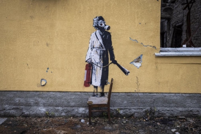 写真：ウクライナのホストメリにある建物の壁に描かれたバンクシーの作品＝１１月（ゲッティ＝共同）