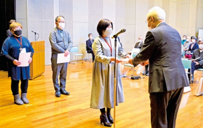 写真：菊谷市長から委嘱状を受け取った委員代表