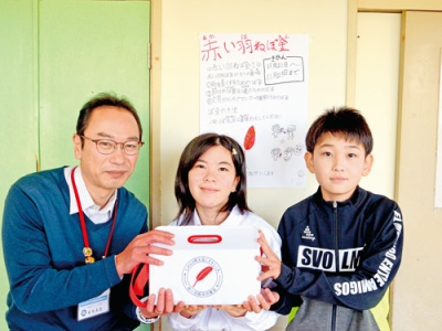写真：菊地主査に寄付金を渡した蝦名さん（中央）と宮澤君（右）
