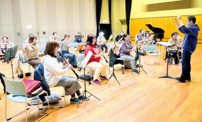 写真：定期演奏会に向け練習を重ねる伊達吹奏楽団の団員たち