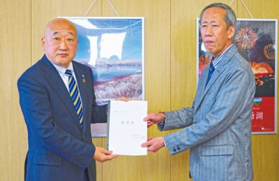 写真：下道町長に要望書を手渡す鈴木会長（右）