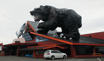 写真：屋根の上の木彫り熊でおなじみ「かに御殿」