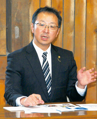 写真：白老町長選出馬を正式表明する広地氏