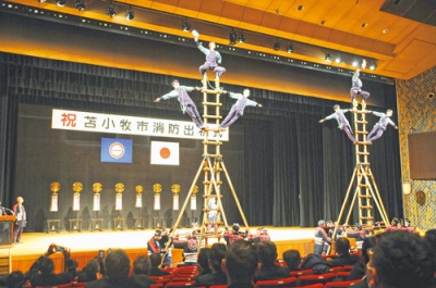 写真：まとい振りやはしご乗りなどが行われた苫小牧市消防出初め式