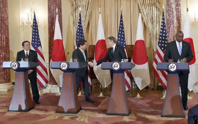 写真：１１日、日米安全保障協議委員会（２プラス２）後に開かれた共同記者会見で握手を交わす林外相（左から２人目）とブリンケン米国務長官＝ワシントン（外務省提供）