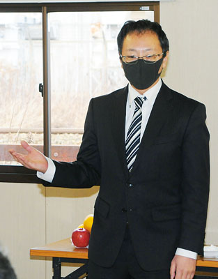 写真：事務所開きで決意表明する広地氏