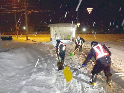 写真：学校周辺の除雪をする社員たち（提供写真）