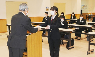 写真：山﨑会長（左）から修了証を受け取る受講者