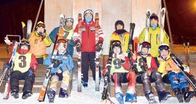 写真：室蘭スキー連盟のレーシング・スキーチームの選手とスタッフ