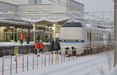 写真：雪に覆われたＪＲ山科駅＝２５日午前６時５３分、京都市