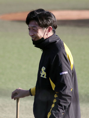 写真：ソフトバンクの新人合同練習で、選手にノックし笑顔を見せる松本輝さん＝福岡県筑後市