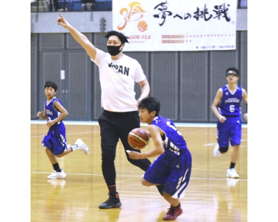 写真：ルールを工夫したミニバスケットボール大会で、子どもたちと一緒にプレーする元日本代表の伊藤俊亮さん＝２０２２年１２月２８日、千葉ポートアリーナ