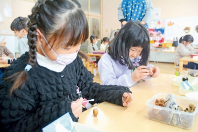 写真：工作活動に楽しむ京王幼稚園の園児