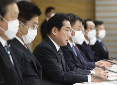 写真：新型コロナウイルス感染症対策本部の会合で発言する岸田首相。「５類」引き下げが決まった＝２７日午後、首相官邸