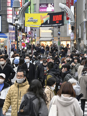 写真：東京・渋谷のスクランブル交差点をマスク姿で行き交う人たち＝２７日午後