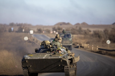 写真：ウクライナ東部ドネツク州で、前線に向かう同国軍兵士ら＝２６日（ゲッティ＝共同）
