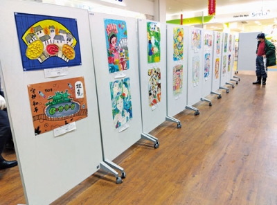 写真：モルエ中島で開かれている室蘭市・日照市の児童生徒作品展