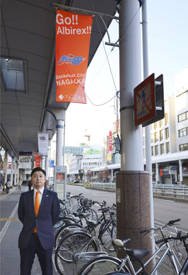 写真：商店街に掲げられた「新潟アルビレックスＢＢ」を応援する旗＝２０２２年１１月、新潟県長岡市