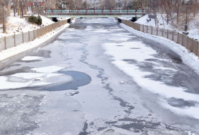 写真：川一面氷に覆われた知利別川（中島町らんらん橋周辺）