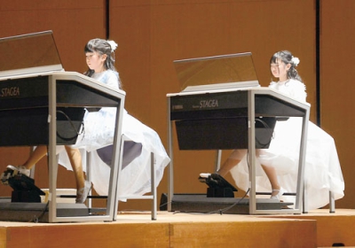 写真：エレクトーンを演奏する生徒２人