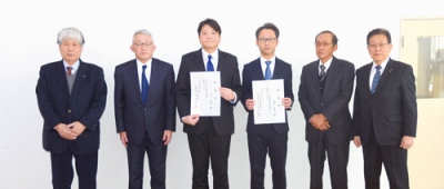 写真：経済４団体の代表者から推薦状を受けた中山氏（左から３番目）と高田氏（同４番目）