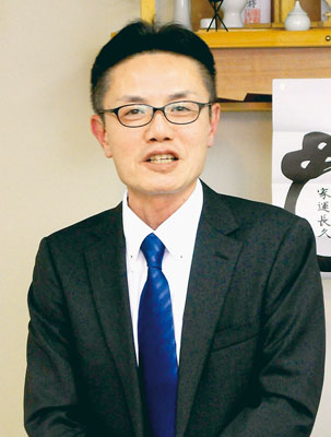 写真：白老町長選に向け公約を発表する大塩氏