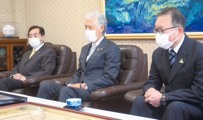 写真：青山市長に報告する（左から）加藤さん、寺山さん、阿部さん