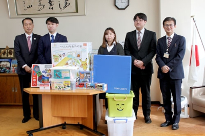 写真：日本製鋼所室蘭労働組合を代表して市役所を訪れた幅田尚之執行委員（右から２番目）と同組合青年女性協議会の早坂佳南幹事（中央）、風間大輔幹事（右から４番目）