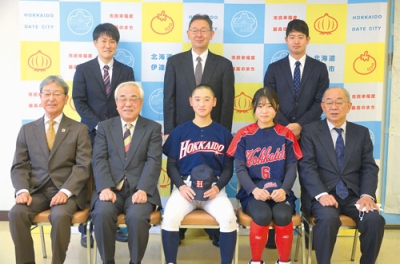 写真：道代表選手に選抜された冨樫さん（前列中央）と石川さん（同右２番目）