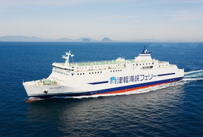 写真：青蘭航路を運航するブルーマーメイド（津軽海峡フェリー提供）