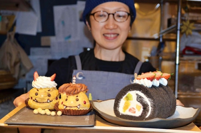 写真：新作の鬼シュークリーム（左）と人気商品の恵方巻きロールケーキ