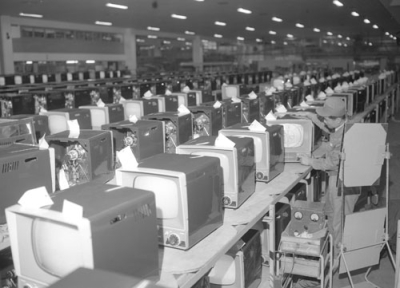 写真：テレビ草創期に工場で大量生産される受像機＝１９５８年１２月、大阪府内