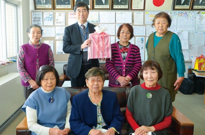 写真：西浜町若草クラブ女性部のメンバーたちとストラップを受け取った阿部校長（後列左から２人目）