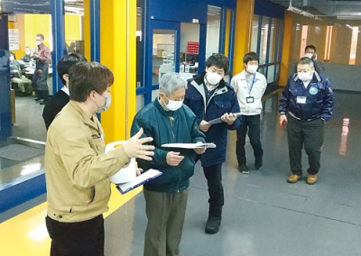 写真：キメラ第二工場を視察する飯尾さん（左から２人目）