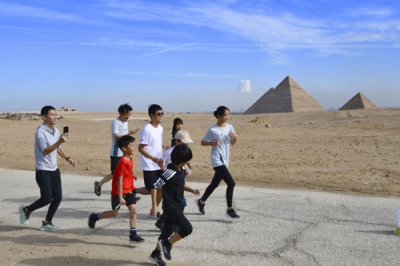 写真：ピラミッド前を走るマラソン大会の参加者＝３日、カイロ近郊ギザ（共同）
