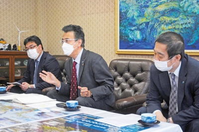 写真：雇用対策などの要請を行った（右から）日西会長、永田組織対策局長、松田事務局長