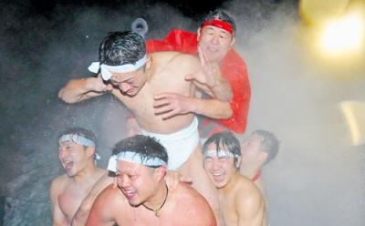 写真：豪快な源泉湯かけ合戦でフィナーレを迎えた登別温泉湯まつり＝泉源公園、午後９時１０分ごろ
