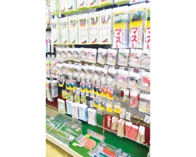 写真：オリジナルの仕掛けも並んでいる（丸石金物店）