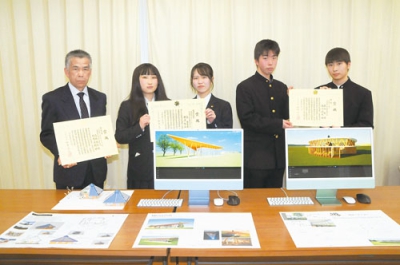 写真：受賞作品を前に記念写真に収まる（右から）森谷さん、南沢さん、島さん、黒澤さん、高橋さん