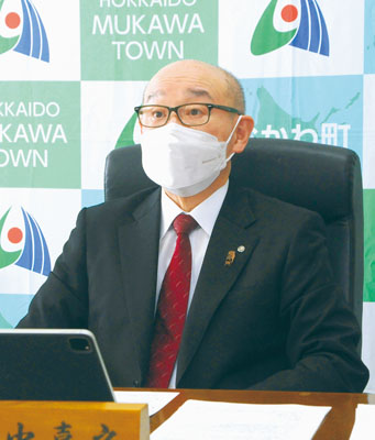 写真：２３年度予算案を発表する竹中町長