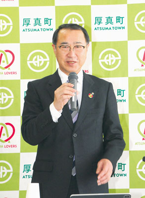 写真：２３年度予算案を説明する宮坂町長