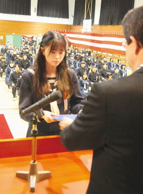 写真：あす１３日から個人判断に委ねられるマスクの着用。西胆振３市の学校現場では新学期から着用が求められなくなる＝１０日、室蘭市港北中学校の卒業式