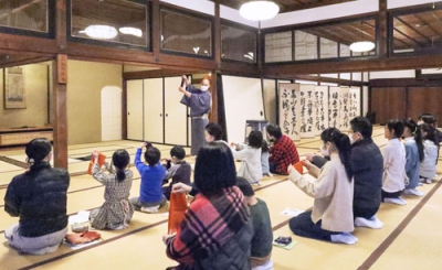 写真：山梨県甲州市の恵林寺で開かれた「親子茶の湯教室」＝１月２８日
