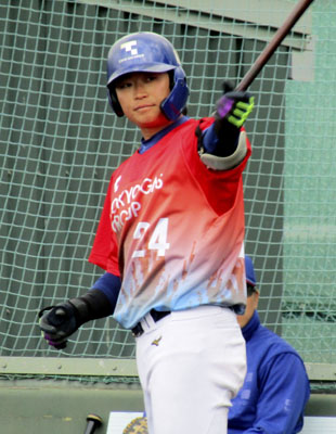 写真：練習試合で調整する東京ガスの笹川晃平＝２日、東京都内